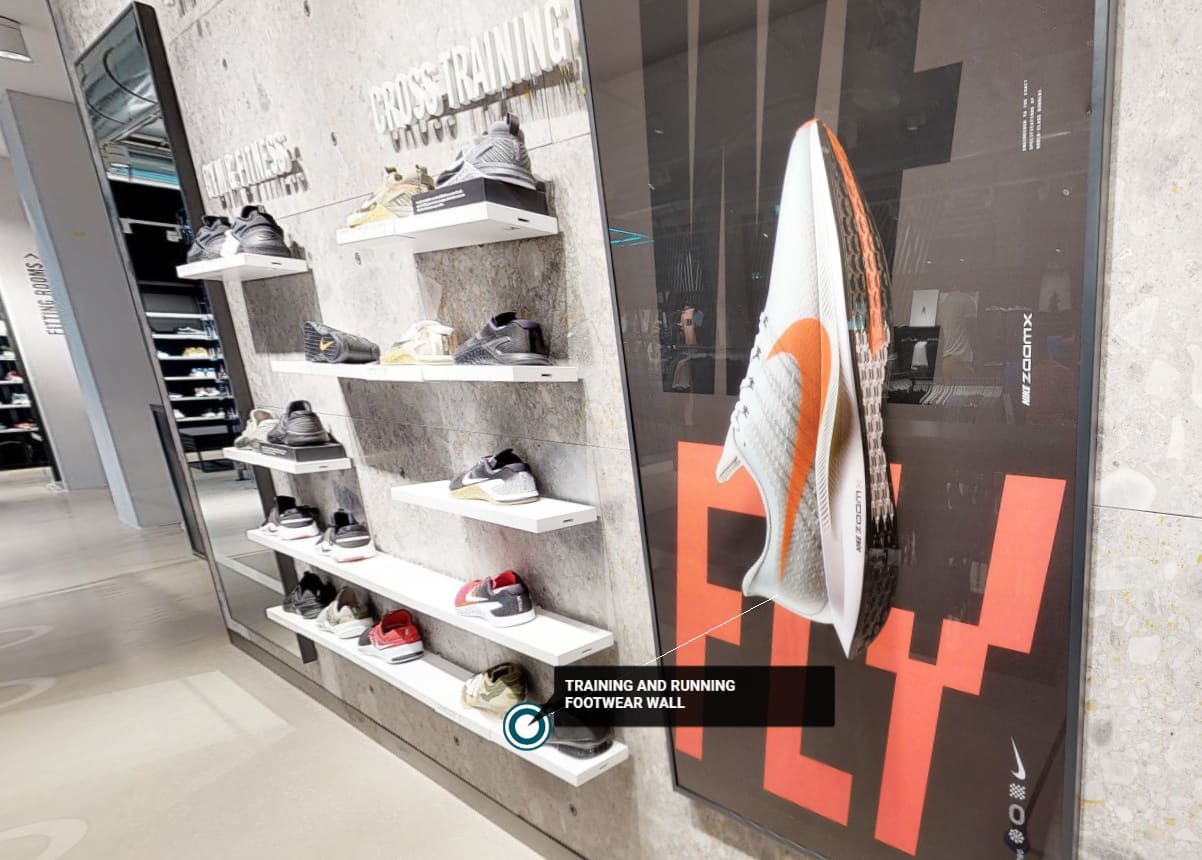Parete espositiva di uno store con un tag Twindi:i applicato a una scarpa